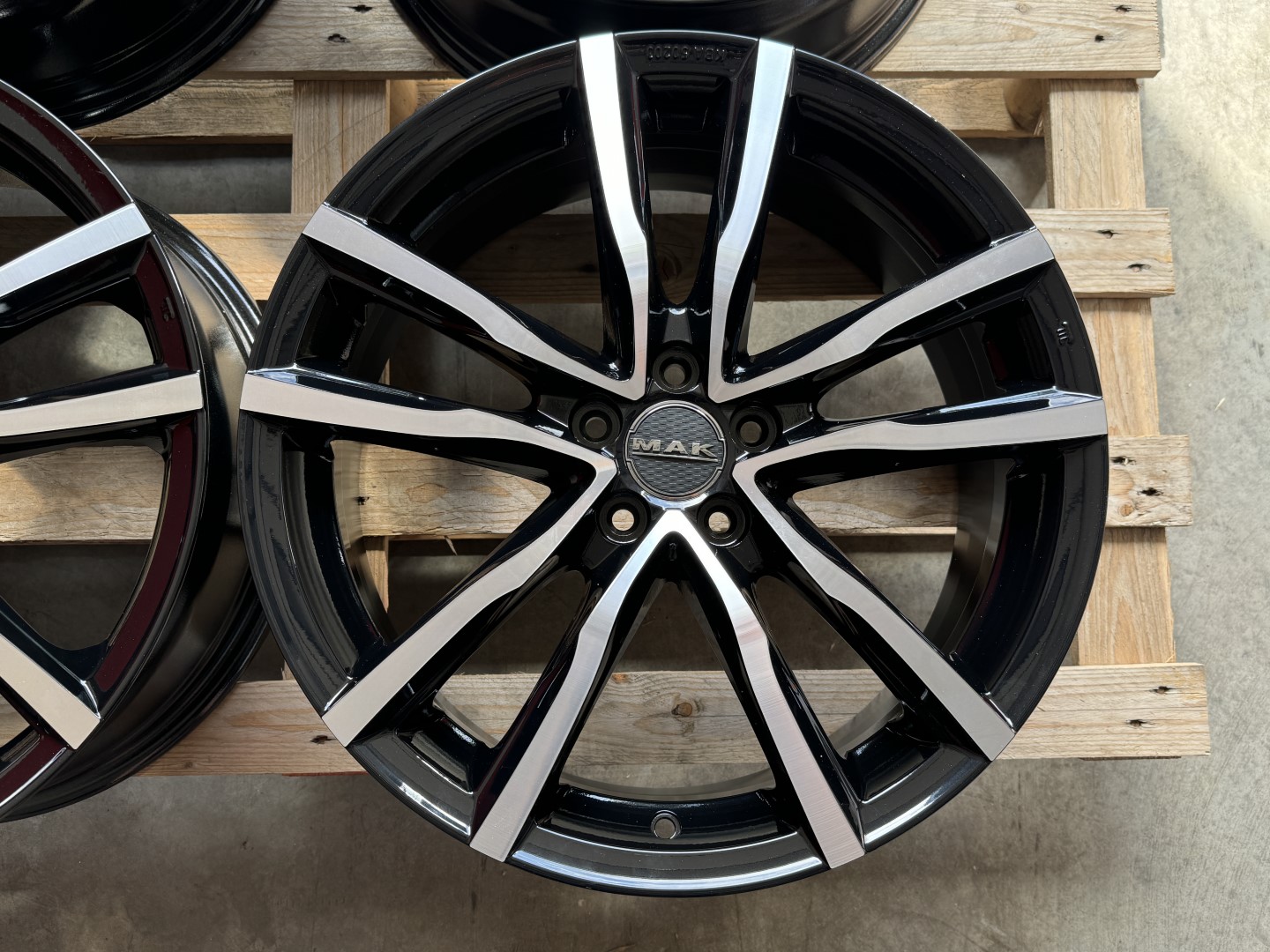 R18 5x100 (56,1) MAK MILANO BLACK MIRROR 7J ET55