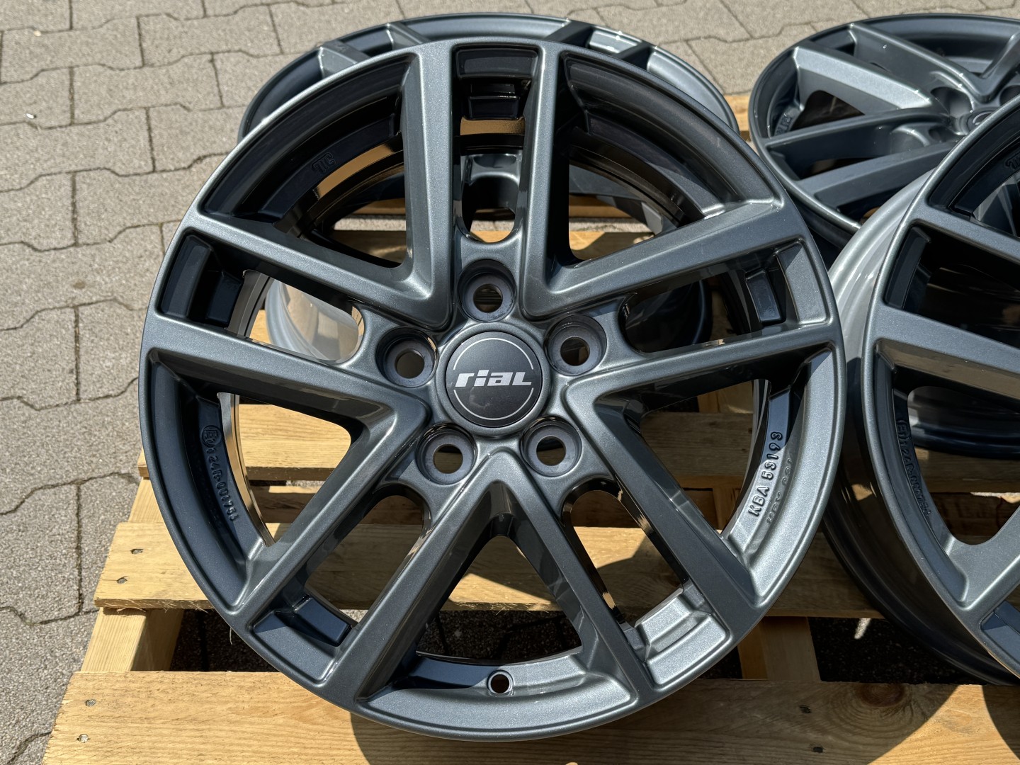 R16 5x114,3 (60,1) RIAL Astorga Graphit 6.5J ET45  R16 5x114,3 (60,1) RIAL Astorga Graphit 6.5J ET45